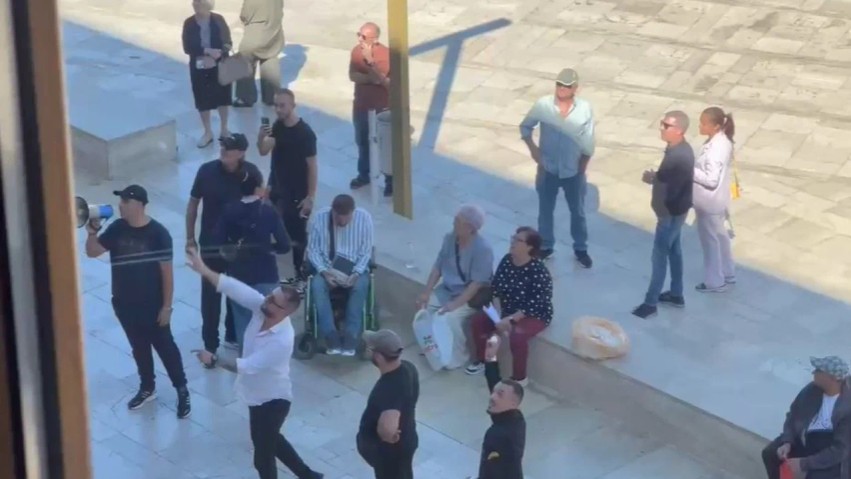 Tensionohet situata në Durrës: Banorët e prekur nga projekti TID qëllojnë me vezë godinën e Bashkisë