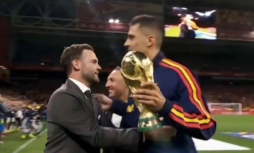 Tradita e bukur vazhdon: Legjendat e futbollit i dorëzojnë trofeun e Botërorit kapitenit Rodri