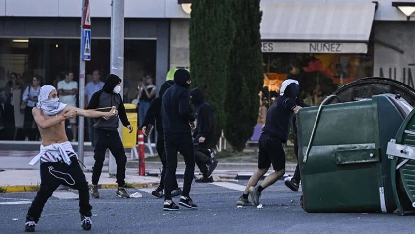Incidente dhe arrestime pas anulimit të një eventi nga një influencues i ekstremit të djathtë, burra me kapuçë dogjën makina