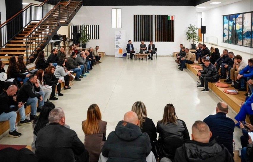 Hartimi i Strategjisë 2035+, ministri Çeku bashkëbisedon me prindërit në Pejë dhe Gjakovë