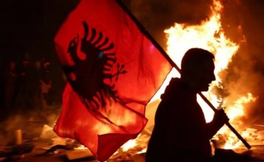 Valë e re pakënaqësie në Shqipëri, “Le Monde”: Protestat e tanishme nuk kanë të krahasuar që prej vitit 1991