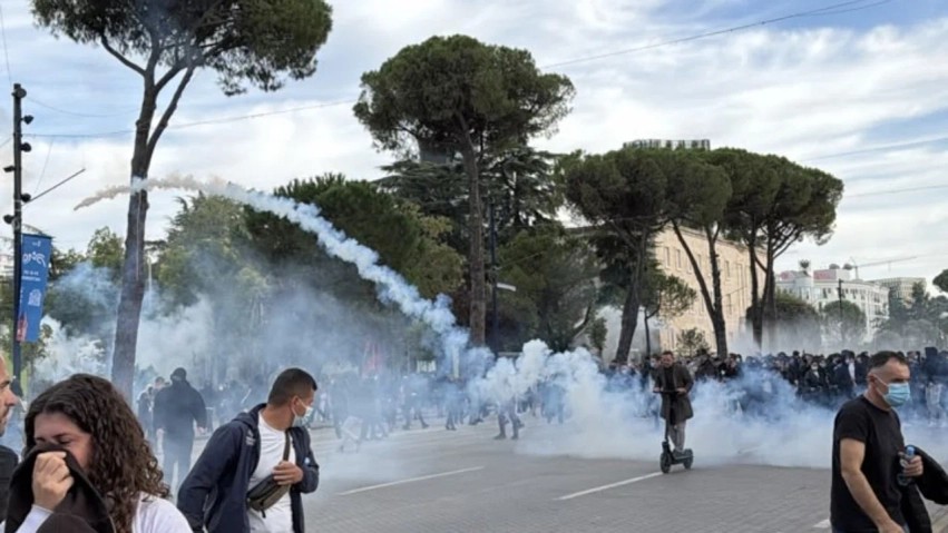 Lëndohet në kokë gjatë protestës, reagon solidariteti i qytetarëve për t'i hapur rrugë urgjencës drejt Traumës