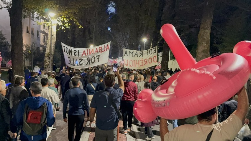 Tubimi i 127-të antiqeveritar në Tiranë, qytetarët paralajmërojnë pjesëmarrje më të madhe nesër para Kryeministrisë