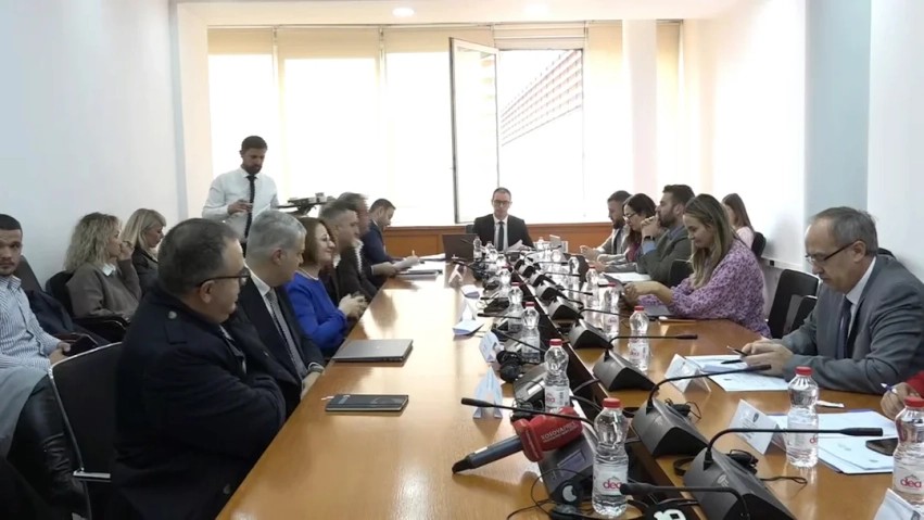 Debat i ashpër në Komision për AKP-në, përplasje mes AAK-së dhe pushtetit për çmimet e tokave