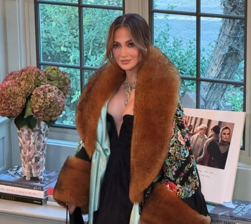 Eleganca e përjetshme: Jennifer Lopez magjeps me fustanin e zi dhe detajet moderne