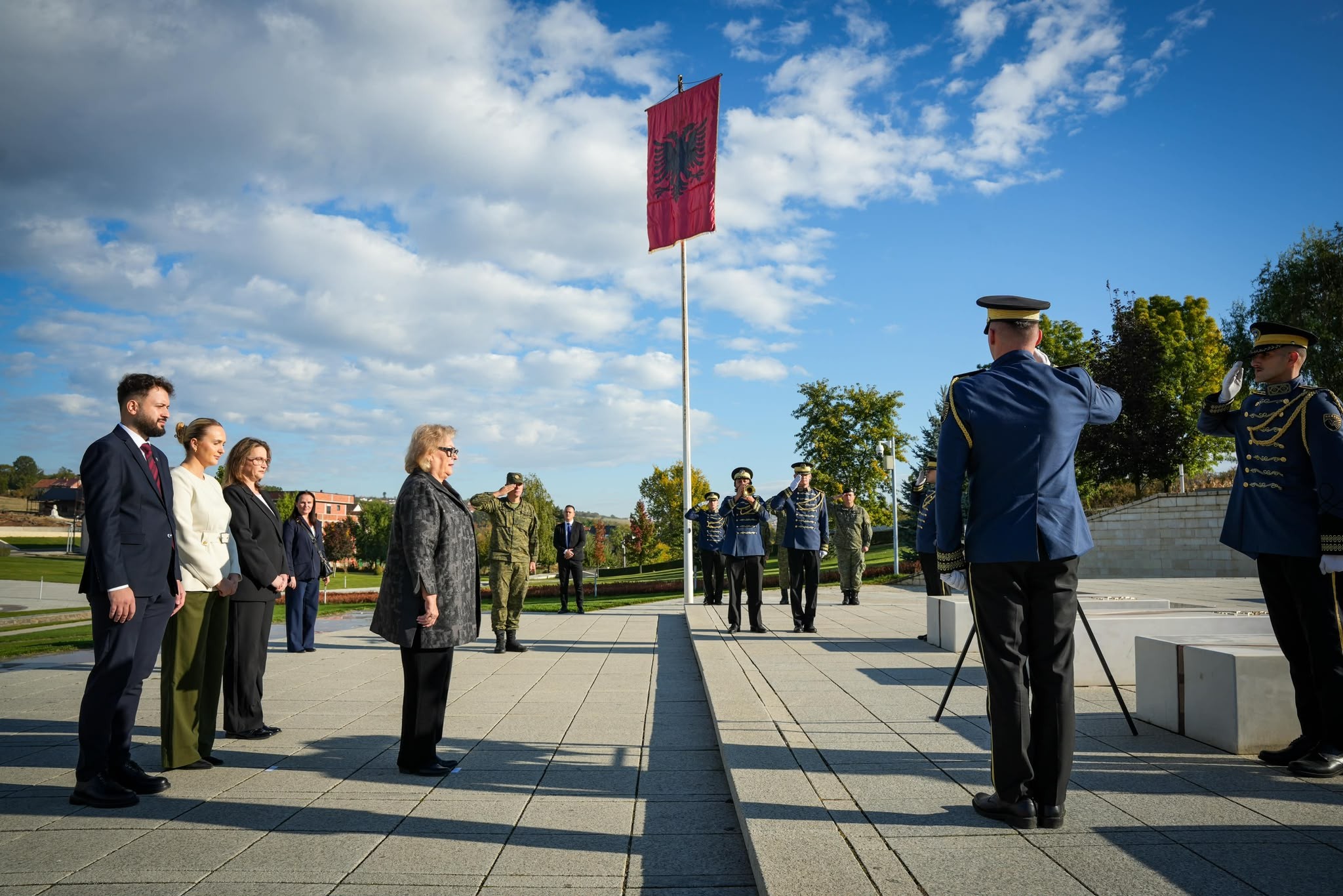 Në vizitën e parë në Drenicë, Presidentja Justina Shiroka-Pula homazhe në Prekaz dhe te figurat e shquara të kombit