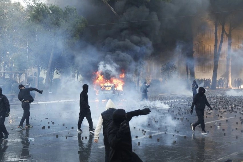 Bilanci i rëndë i protestës së pestë në Tiranë: 65 të plagosur, dhjetëra të shtruar në spital