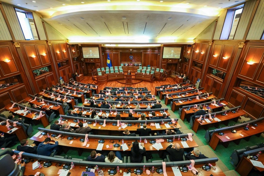 Kuvendi nis hetimin për rastin 'Zekaj', mungesa e krerëve të Qeverisë nxit reagime të ashpra