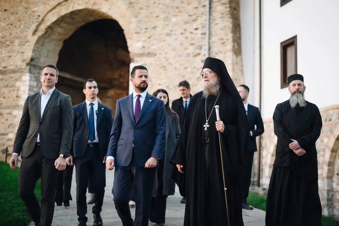 Vizita e presidentit malazez në Kosovë: Pritja e pazakontë nga klerikët e Manastirit të Deçanit