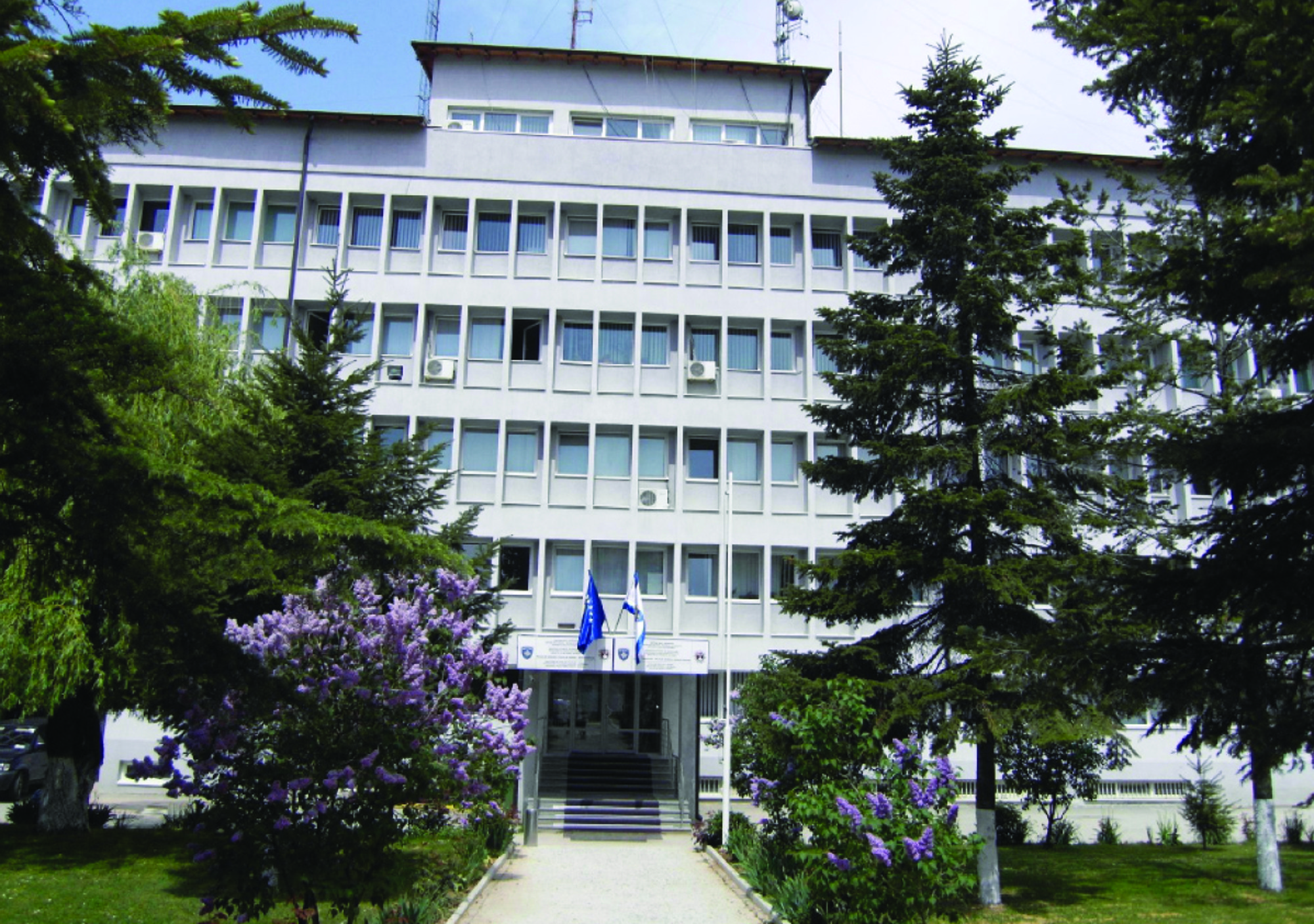 Ferizaj: Reagimi rrufe i policisë shpëton jetën e 17-vjeçares që rrezikonte të hidhej nga nënkalimi