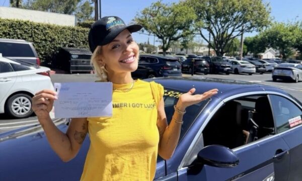 Rita Ora bëhet zyrtarisht shofere: Ylli botëror kalon me sukses testin e patentës në Los Angeles