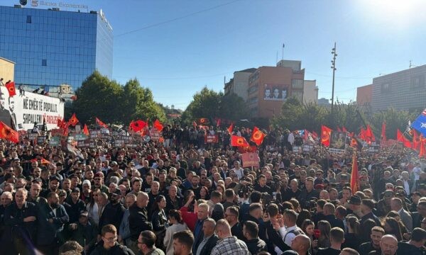 Protesta në Prishtinë mbyllet pa incidente, Policia e Kosovës shpreh mirënjohjen për qytetarët