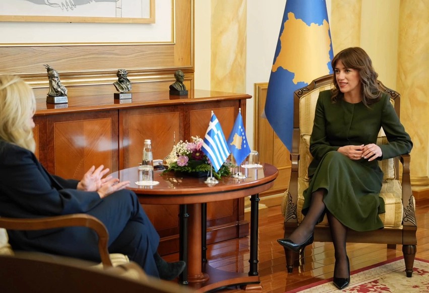 Albulena Haxhiu zhvillon takimin lamtumirës me diplomaten greke Heleni Vakali