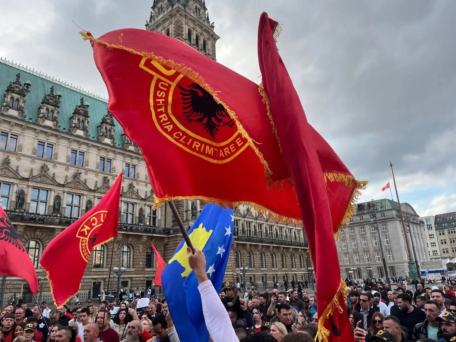 Valë pakënaqësie në Evropë: Diaspora shqiptare ngrihet në protesta në mbrojtje të ish-krerëve të UÇK-së