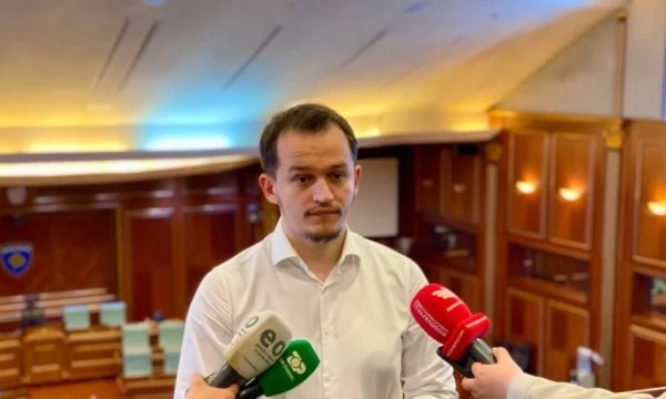 Cakolli sqaron procedurat: Vetëm deputetët mund ta sfidojnë zgjedhjen e presidentes, ajo mbetet kushtetuese