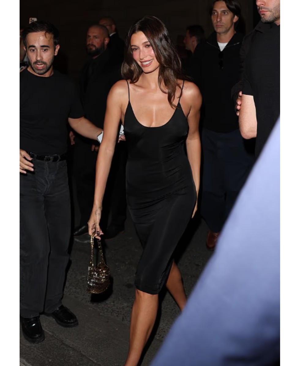 Elegancë në Paris: Hailey Bieber rrëmben vëmendjen e mediave me fustanin e zi klasik te Saint Laurent