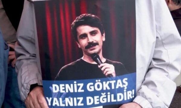 “Nuk është fyerje, është analizë politike”: Lirohet komediani turk që trazoi ujërat me batutat ndaj Erdoganit