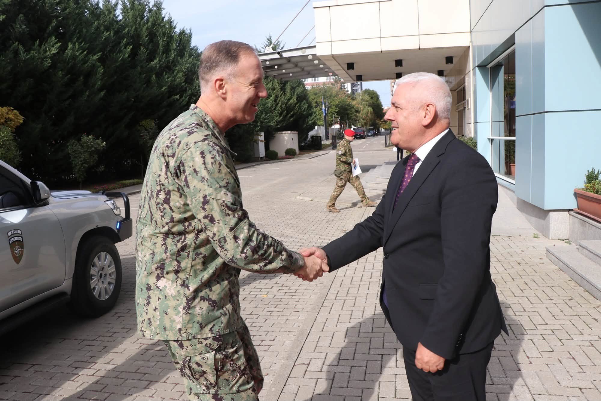 Komandanti i NATO-s, Admirali Wikoff, zhvillon takime të rëndësishme në Ministrinë e Brendshme dhe Policinë e Kosovës