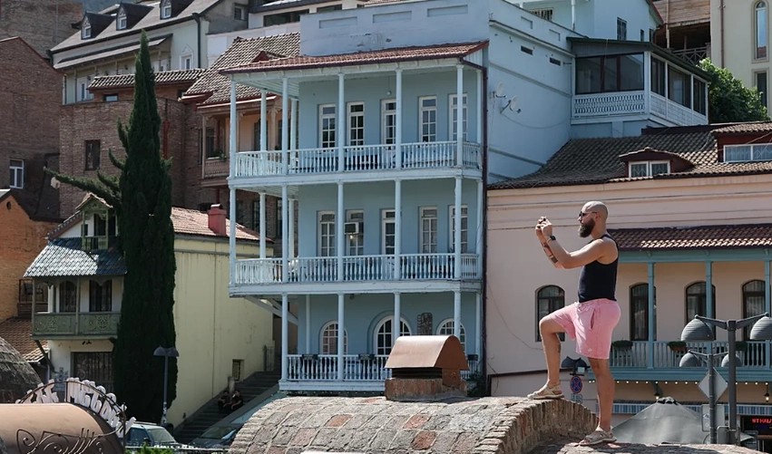 Vala e largimeve nga Rusia: Si po ndikojnë qytetarët rusë te çmimet e qirave në Gjeorgji, Armeni dhe Bjellorusie