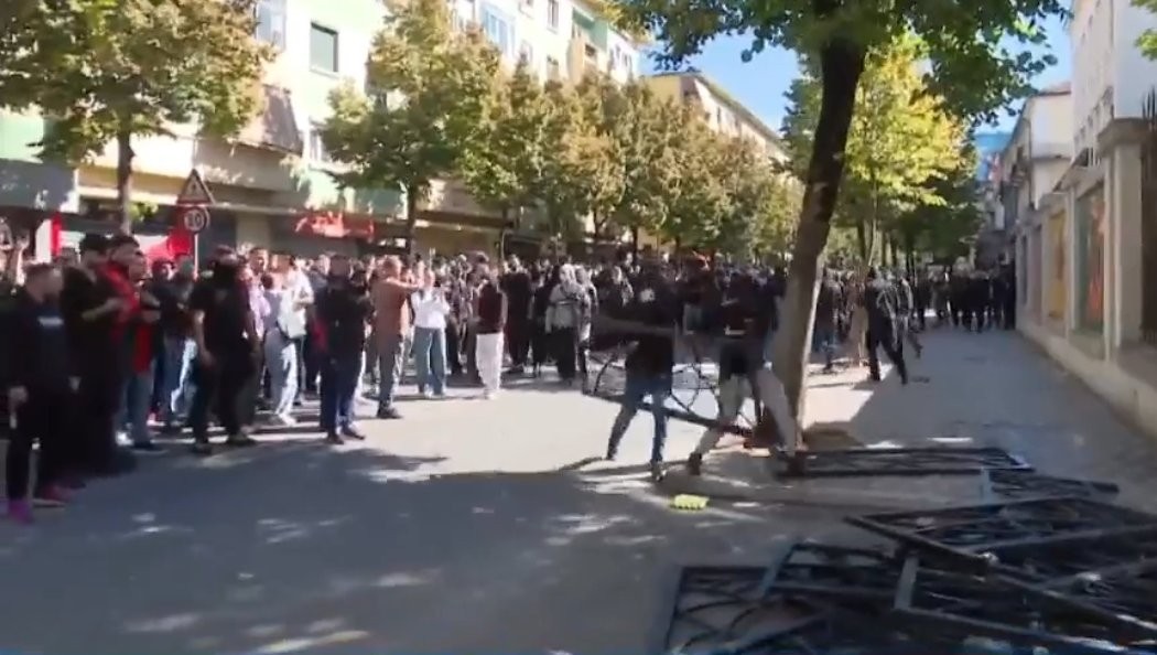Trazira gjatë protestës te Ministria e Arsimit: Pranga dy personave, njëri prej tyre implikohet edhe në një vjedhje
