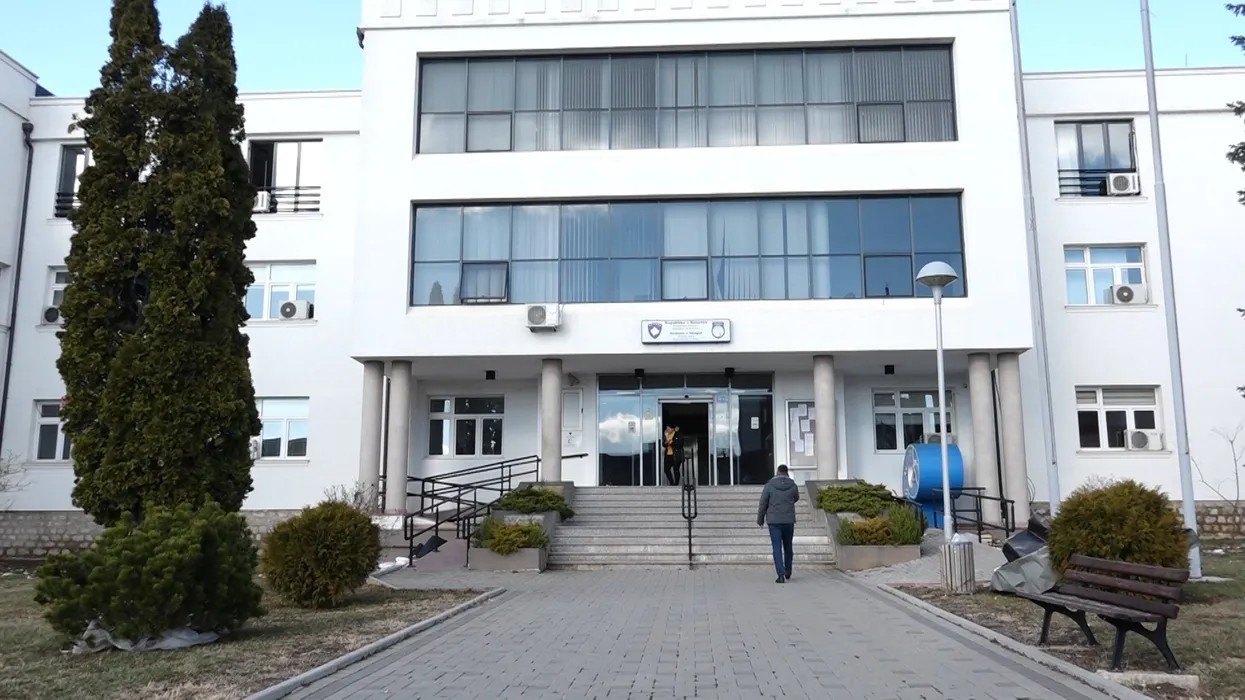Mungesa e kuorumit bën që të dështojë seanca në Istog për vendimin ndaj ish-krerëve të UÇK-së, reagon ashpër Selmanaj
