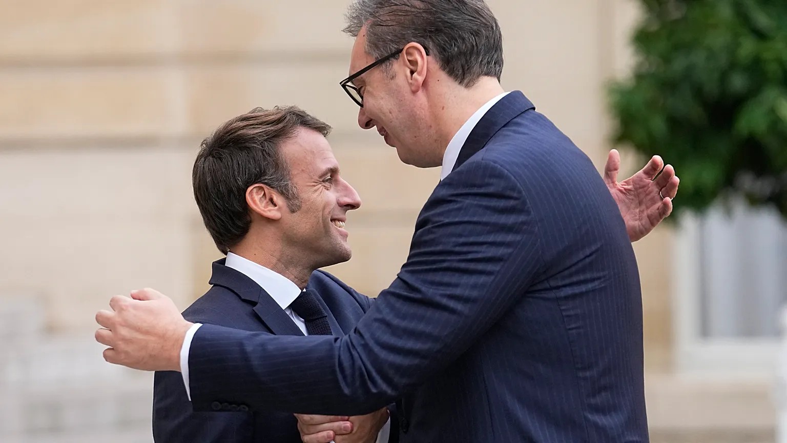 Deklarata e Vuçiqit që ngre dyshime: Si ishte në dijeni Macron për fatin e Thaçit gjashtë ditë para vendimit?