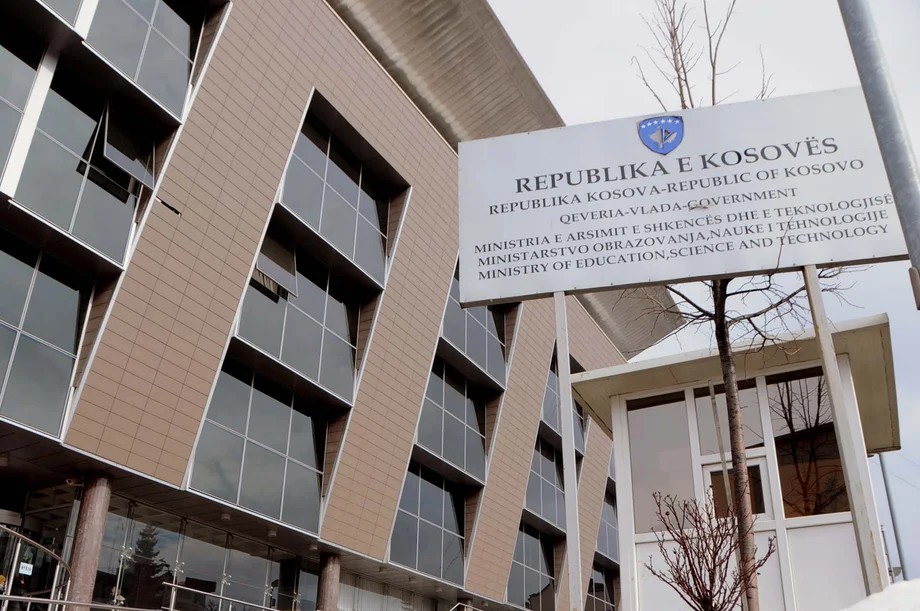 Operacion policor në Ministrinë e Arsimit: Pranga disa zyrtarëve të lartë