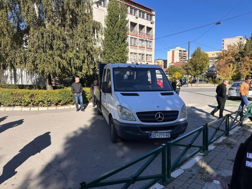 Protesta e veteranëve të UÇK-së: Bllokohet hyrja e Kuvendit me furgon, kërkohet ndryshimi i Ligjit për Gjykatën Speciale