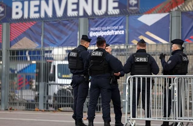 Franca ndalon protestën e Halloween-it në qendër të Parisit, marshimi zhvendoset në periferi
