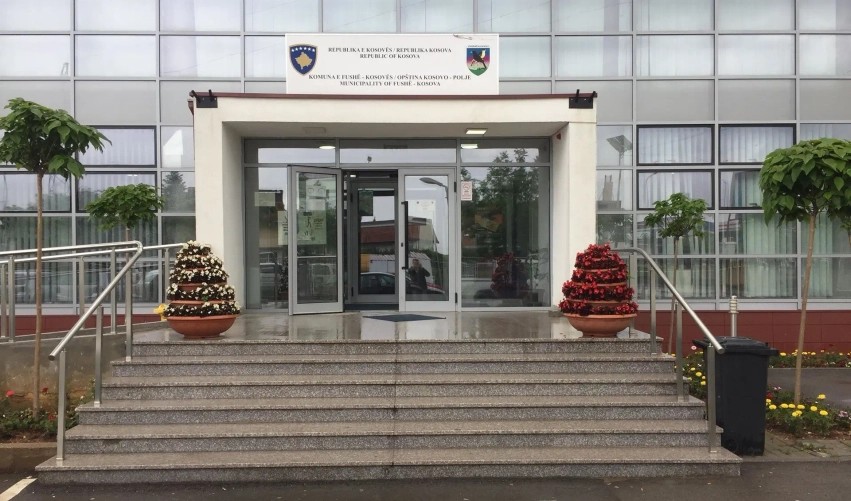 Seancë e jashtëzakonshme në Fushë-Kovës: Debat për vendimin e Hagës dhe miratim i deklaratës “Jo në emrin tim”