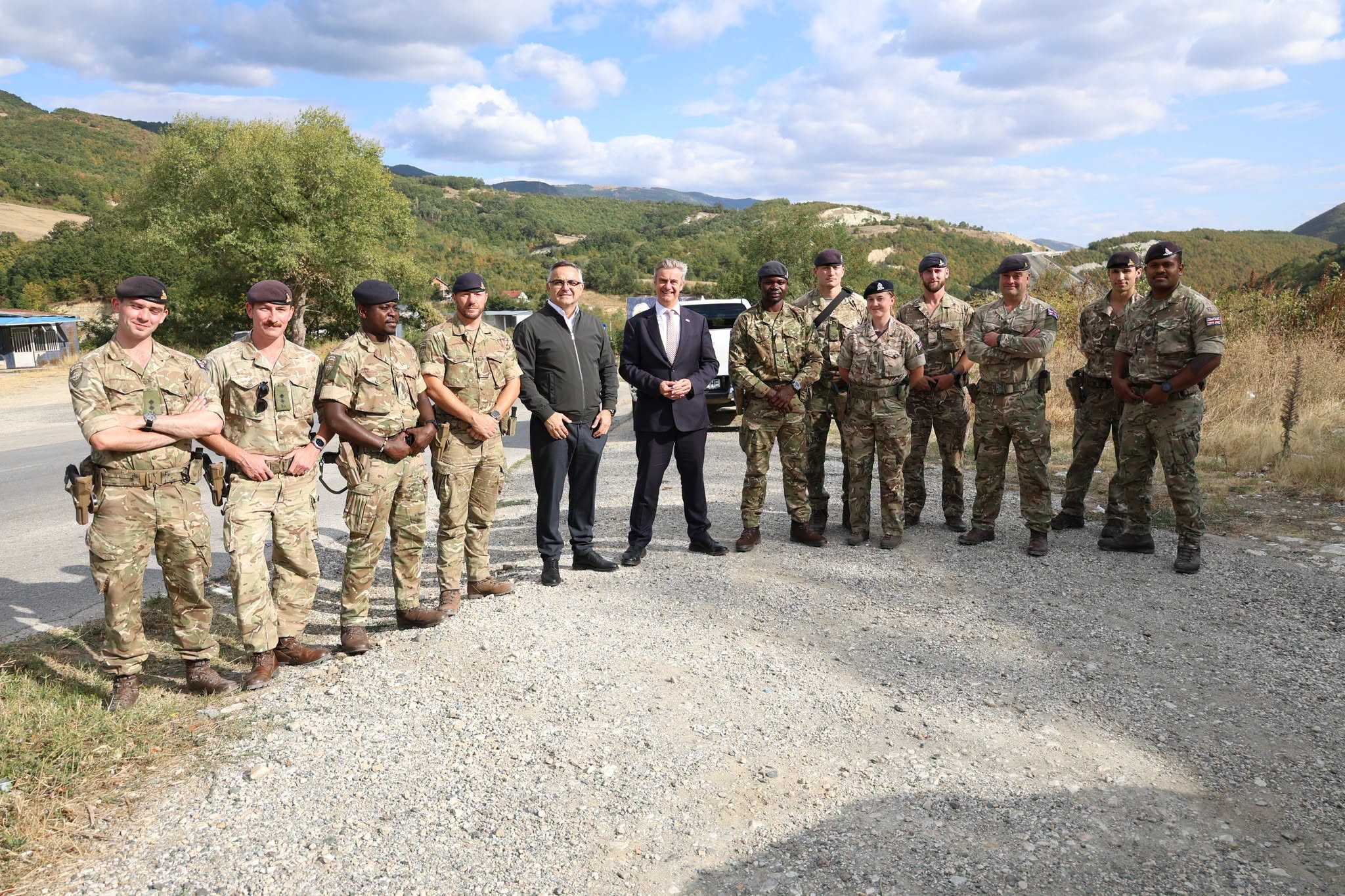 Ambasadori Hargreaves: Vendimet e Specializuara janë çështje përgjegjësie individuale, nuk prekin shtetësinë e Kosovës
