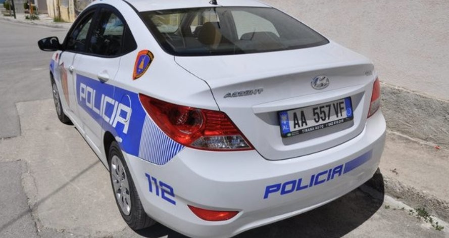 Cërrik: 18-vjeçari lëvizte pa patentë, godet me motomjet 14-vjeçaren dhe arratiset