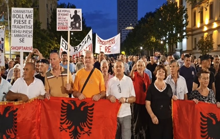 Dita e 122-të e rezistencës: Protestuesit marshojnë sërish në Tiranë kundër politikave qeveritare