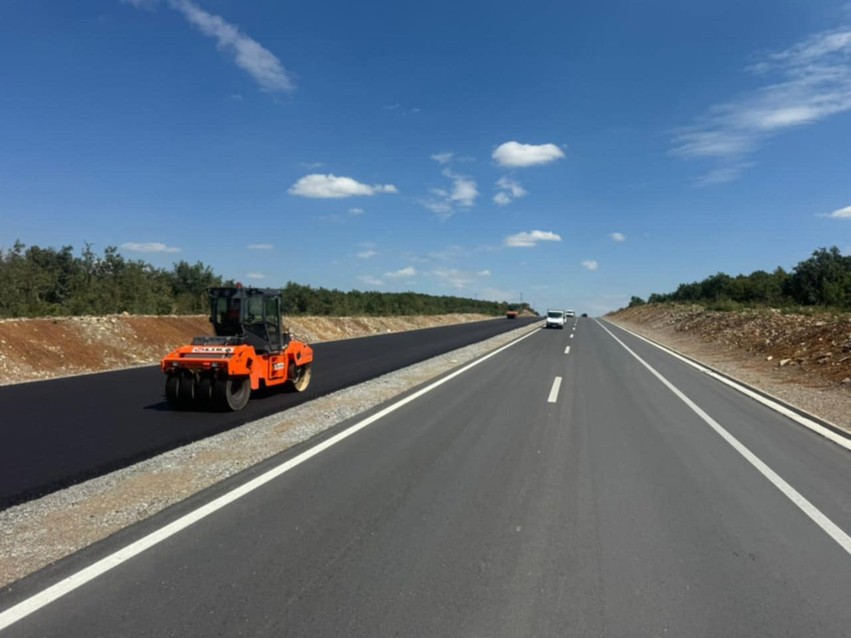 Vazhdon projekti i madh infrastrukturor: Lidhet kontrata e re për zgjerimin e aksit Dollc–Zahaq