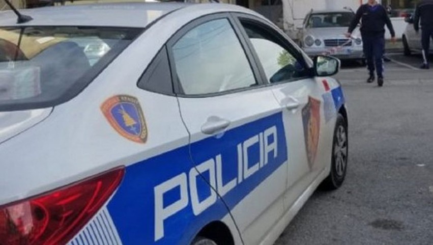 Tmerr në Vlorë: Fqinji 43-vjeçar sulmon me sëpatë 70-vjeçaren në banesë, e grabit dhe e përdhunon