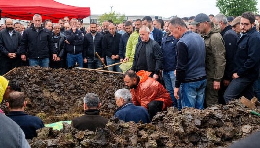 Viti në zi: Të afërm dhe qytetarë përcjellin për në banesën e fundit vëlla e motër Bogujevci