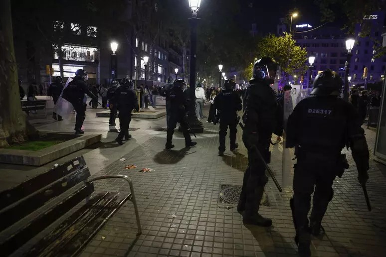 Trazira të dhunshme në Barcelonë: 128 të arrestuar, mes tyre dhjetëra të mitur, dhe 14 dyqane të grabitura