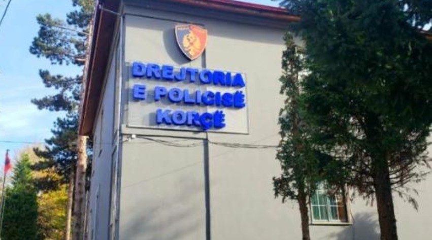 Ndjekje filmike nga Kapshtica në Gramsh: Trafikantët përplasin mjetet e policisë, bllokohen 15 emigrantë