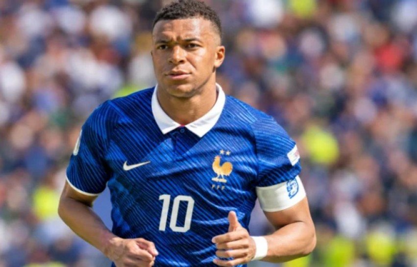Zhurma rreth “Topit të Artë”: Kylian Mbappe përgjigjet me ironi ndaj pretendimeve për Real Madridin