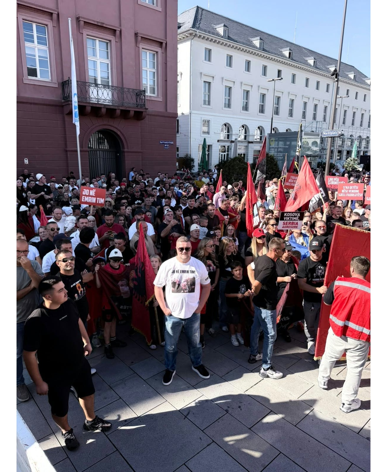 Valë protestash në Diasporë: “Jo në emrin tim” kumbon fuqishëm në Karlsruhe të Gjermanisë