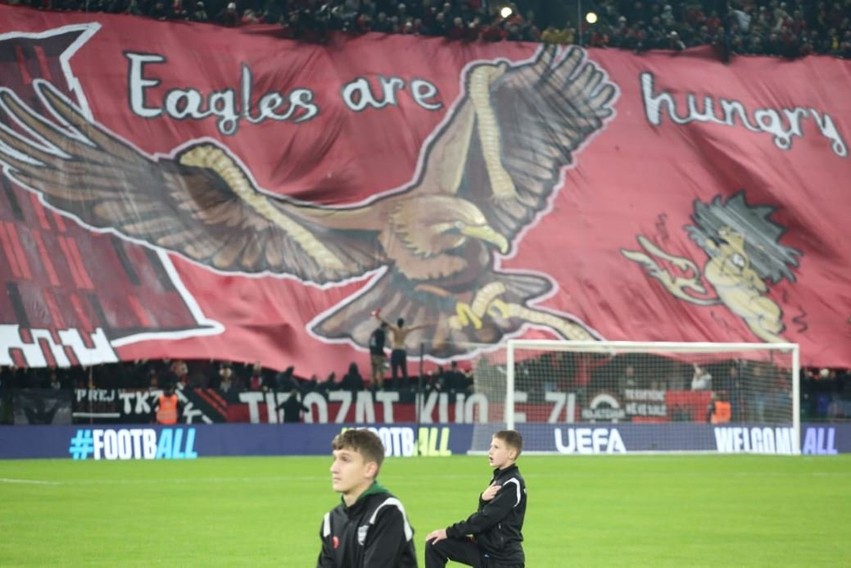 Atmosferë e zjarrtë në San Marino, stadiumi vishet kuqezi nga mijëra tifozë shqiptarë