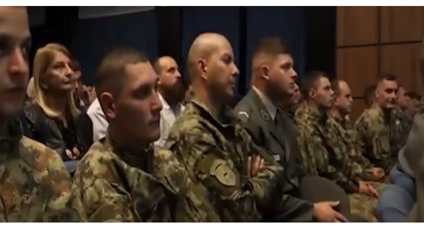 Propaganda e Beogradit: Serbia lartëson forcat ushtarake të kohës së luftës në Kosovë dhe fshin krimet e kryera