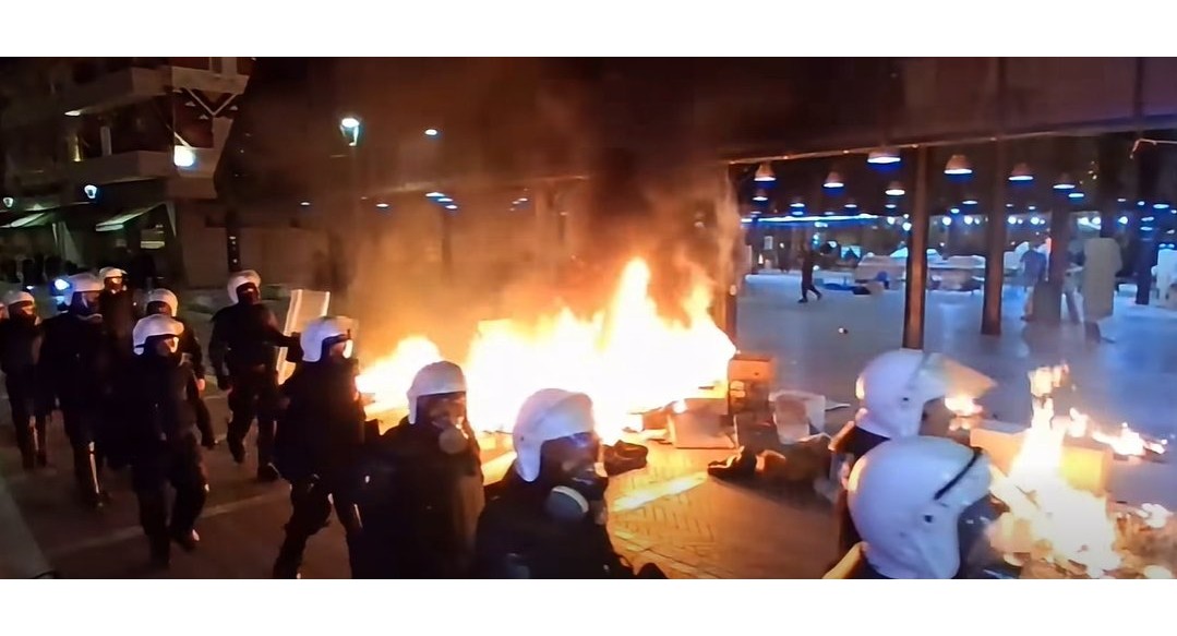 Trazira në kryeqytet: Protestuesit sulmojnë Bashkinë e Tiranës, flakë e molotovë te Pazari i Ri