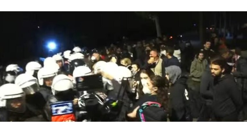 Tensione dhe përplasje fizike në afërsi të Parkut Rinia mes forcave të rendit dhe protestuesve