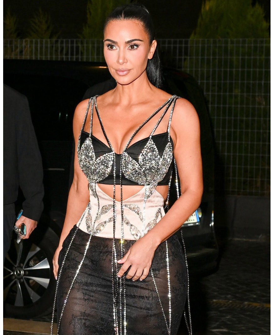 Pamje mahnitëse në Romë: Kim Kardashian të delegon vëmendjen me një fustan transparent