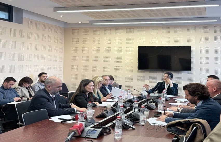 Diplomacia parlamentare në fokus: Kërkohet qasje më aktive për ish-krerët e UÇK-së dhe Dhomat e Specializuara