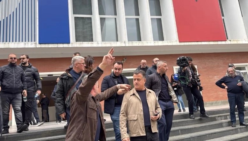 Nis protesta e thirrur nga Partia Demokratike, marshimi drejt Kryeministrisë udhëhiqet nga deputetët