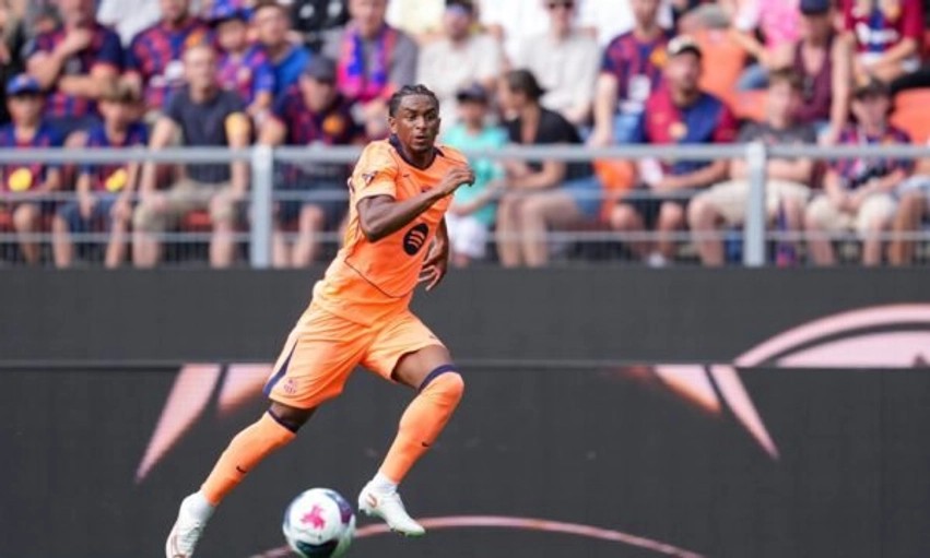 Dy gjigantët e Premierligës dhe PSG-ja vihen pas mbrojtësit të Barcelonës