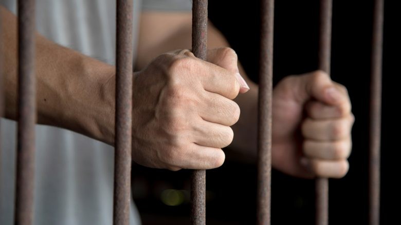 Gjakovë: I dyshuari për vjedhjen e 1,700 eurove dhe pajisjeve në shtëpinë e fqinjit dërgohet në paraburgim