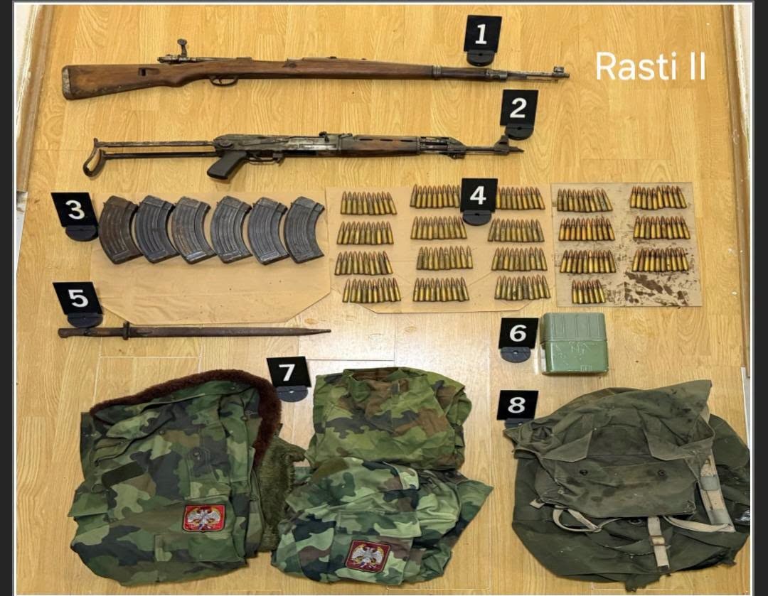 Operacion i suksesshëm në veri: Policia sekuestron arsenal armësh dhe uniforma ushtarake